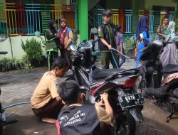 Hari Guru 2024 : Siswa SMK NU Mojoagung Cuci Sepeda Motor Guru