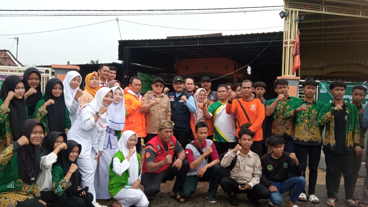 Menteri Sosial (Mensos) RI Saifullah Yusuf, yang akrab disapa Gus Ipul, bersama relawan di depan Posko LPBI PCNU Jombang, Sabtu (14/12/2024).