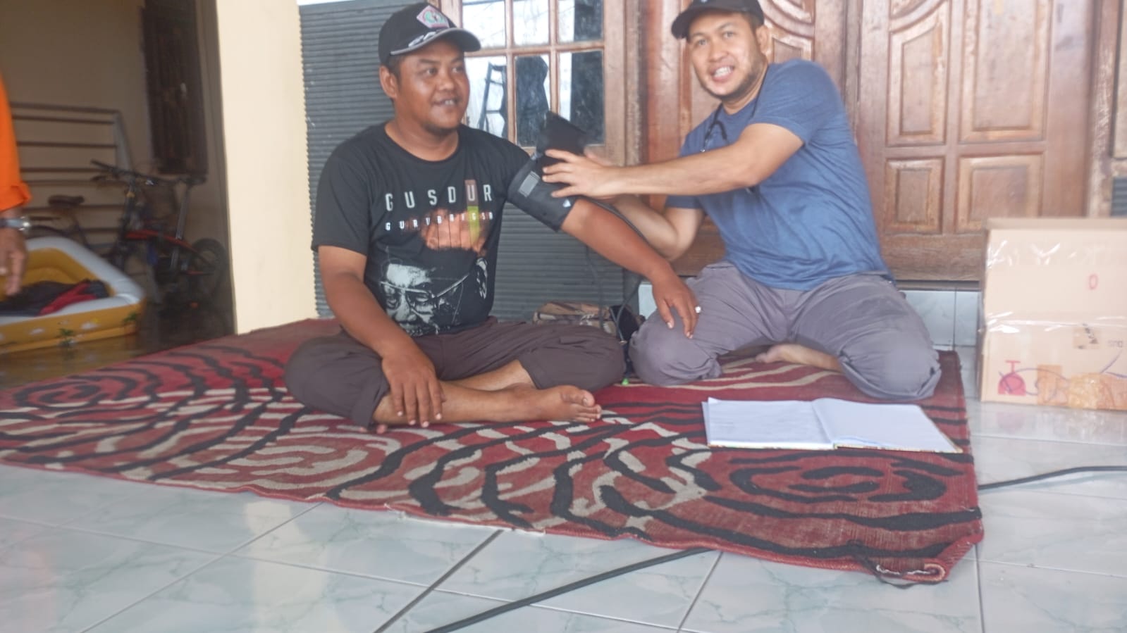 Tim kesehatan LKNU PCNU Jombang melakukan pemeriksaan kesehatan terhadap warga korban banjir di Desa Jombok, Kecamatan Kesamben, Kabupaten Jombang.