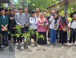 Kegiatan Adopsi Pohon di PKBM Bestari Jombang: Upaya Nyata Menghadapi Perubahan Iklim