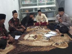 Bukber Dengan MI Ma’arif, LAZISNU MWCNU Bareng Serahkan SK Amil Zakat Fitrah