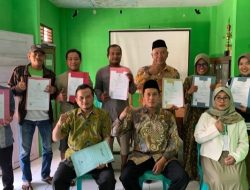 Kolaborasi Fatayat NU dan KUA Peterongan, 12 Pelaku Usaha Terima Sertifikat Halal