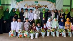 Perkuat Solidaritas Sosial, Muslimat NU di Sumobito Santuni Anak Yatim