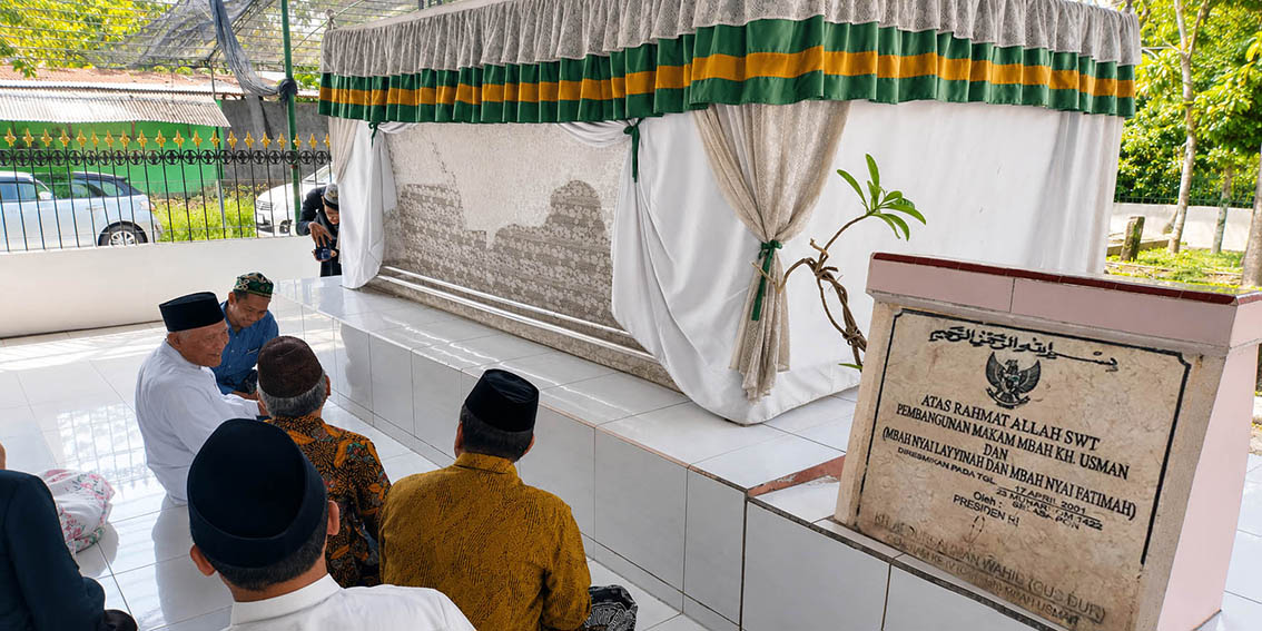 Ketua PW NU Jawa Timur, KH Hakim Mahfud ( Gus Kikin) saat berziarah di Makam Kakek Buyut beliau, KH Ustman dan Ny Layinah Abdusalam